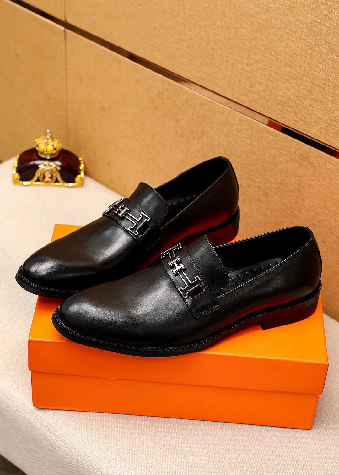 Men's shoes 💰460 💐 Product trademark: HERMES "Hermès" casual leather shoes Regular size: 38-44 (45🉑️customized) Product materials: Selected imported first-layer open-edge beaded cowhide upper, imported water-dyed 🐂 cowhide lining. Strong three-dimensional visual effect, combined outsole Color: 2⃣️colors available